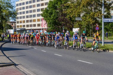 Katowice, Polonya - 5 Ağustos 2020: 1977 Tour de Pologne UCI Dünya Turu 'nun ilk aşaması, 195,8 km Silezya Stadyumu-Katowice rotası. Doğu Avrupa 'nın en büyük bisiklet etkinliği. 
