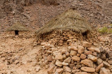 Sahra Çölü. Tuareg köyü. Idaran 'da geleneksel Zeriba, Idaran Kanyonu' nda geçici olarak kullanılan Tuareg köyü, Iherir, Tassili n 'Ajjer Ulusal Parkı, Unesco Dünya Mirası Alanı, Cezayir, Kuzey Afrika. 