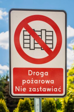 Geçmişi. İtfaiye şeridini gösteren trafik levhası, park sembolü yok. Polonya
