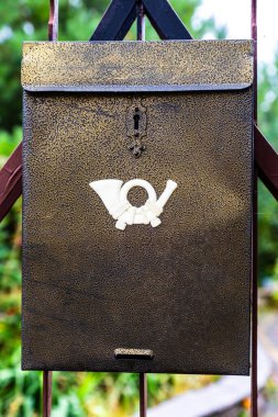 Geçmişi. Yakın plan. Çite asılmış geleneksel metal posta kutusu. Polonya