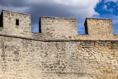 Geçmişi. Yakın plan. 14. yüzyıl taş savunma duvarlarının bir parçası. Szydlow, Swietokrzyskie Eyaleti, Polonya.