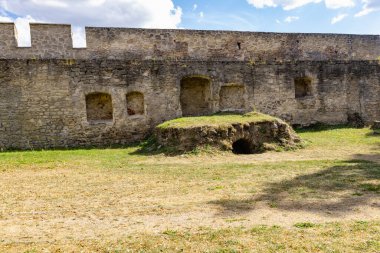14. yüzyıl taş savunma duvarlarının bir parçası. Szydlow, Swietokrzyskie Eyaleti, Polonya.