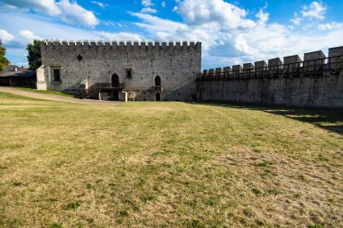 Ortaçağ kraliyet kalesi ve savunma duvarları. Szydlow, Swietokrzyskie Eyaleti, Polonya