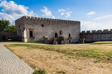 Ortaçağ kraliyet kalesi ve savunma duvarları. Szydlow, Swietokrzyskie Eyaleti, Polonya