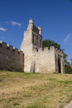 Ortaçağ Krakow Kapısı ve taş savunma duvarları. Szydlow, Swietokrzyskie Eyaleti, Polonya.