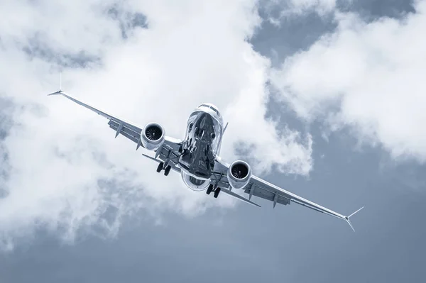 Passenger Jet Steep Angled Landing Descent Cross Wind — Stock Photo, Image
