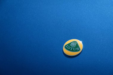 Yateley, İngiltere - 7 Mayıs 2018: Lotus spor araba araç Insignia metalik mavi boya üzerinde Close-up