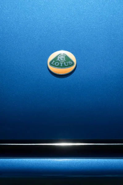 Yateley Mai 2018 Nahaufnahme Eines Lotus Sportwagen Motorhaubenabzeichens Auf Blauem — Stockfoto