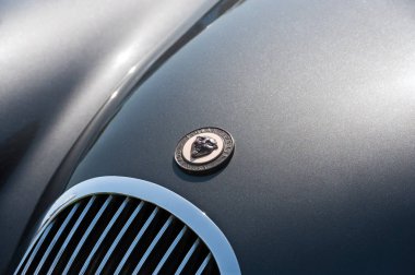 Yateley, İngiltere - 7 Mayıs 2018: Yakın çekim araç amblemi ve metalik boya vintage bir Jaguar otomobil üzerinde.