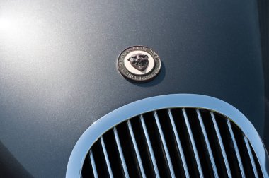 Yateley, İngiltere - 7 Mayıs 2018: Yakın çekim araç amblemi ve metalik boya vintage bir Jaguar otomobil üzerinde.