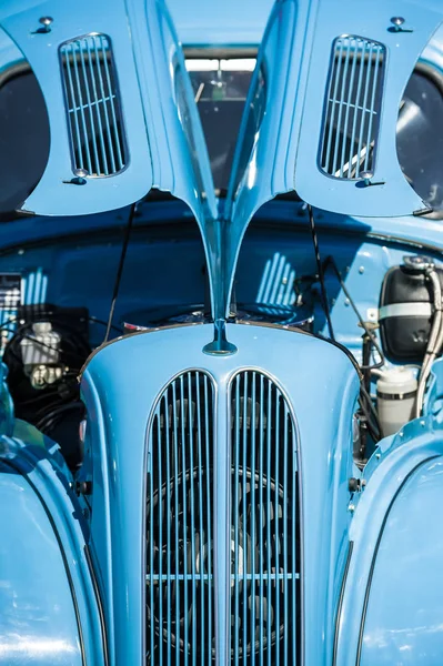 Closeup Ενός Vintage Πουσαρισμένο Αυτοκίνητο Gullwing Κουκούλα — Φωτογραφία Αρχείου