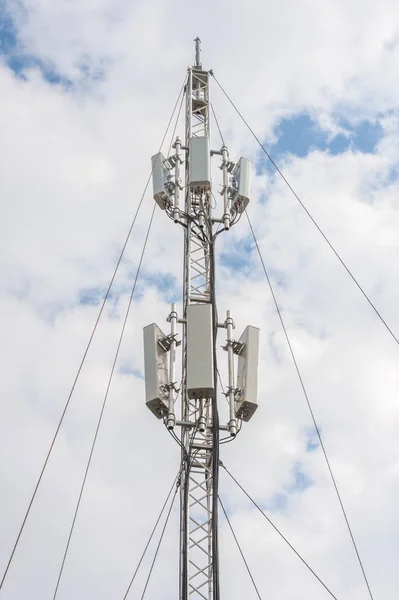 Mastro de telecomunicações — Fotografia de Stock
