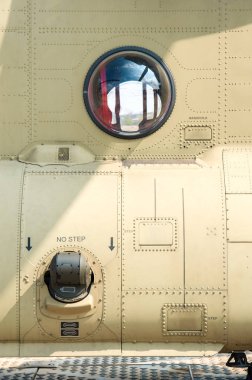bir askeri spec helicoper fusel; yaş ve görüntüleme penceresi closeup