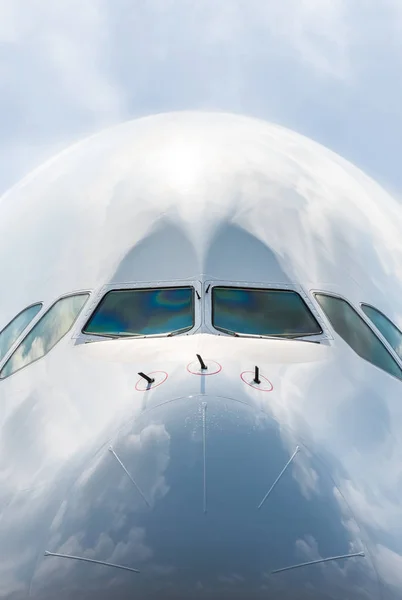 Grande Passeggero Jet Naso Cono Finestra Della Cabina Pilotaggio Primo — Foto Stock