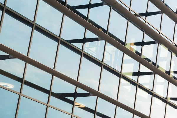 Fenêtres Modernes Immeubles Bureaux Reflétant Lumière Soleil Ciel Bleu — Photo