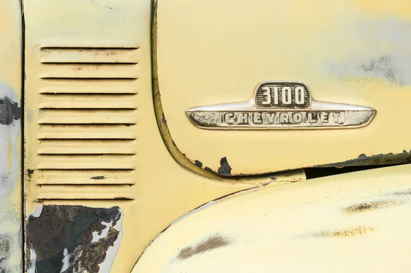 Hook January 2019 Close Vehicle Badge Insignia Old Chevrolet 3100 — Stock Photo, Image
