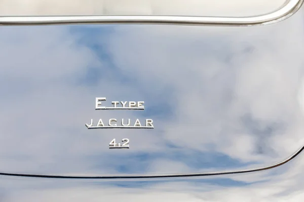 美国虎克 2019年1月1日 在美国虎克的一辆老式捷豹 型汽车上的抛光油漆 反射云和蓝天 — 图库照片
