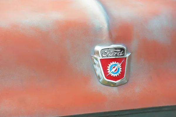 古いフォード 100 ピックアップ トラックのボンネットの上フック イギリス 2019 クローズ アップ車両バッジ記章 — ストック写真