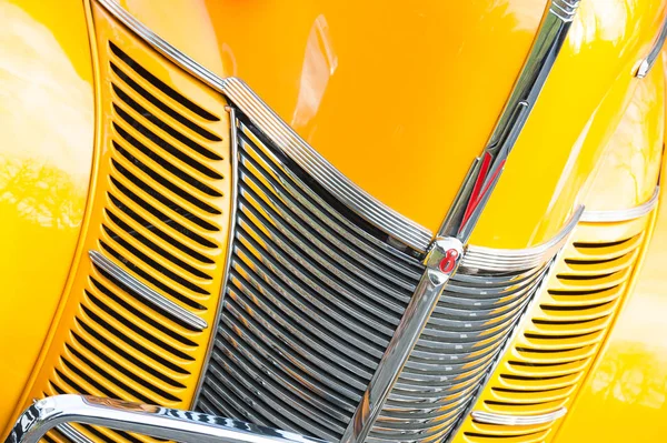 クローム メッキ グリルやフック 英国でカスタム フォード ホットロッドの鮮やかな夕日黄色塗装のフック イギリス 2019 クローズ アップ — ストック写真