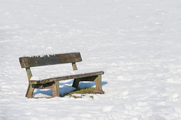 Panchina del parco coperta di neve — Foto Stock