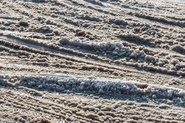 雪の中で車を追跡 — ストック写真