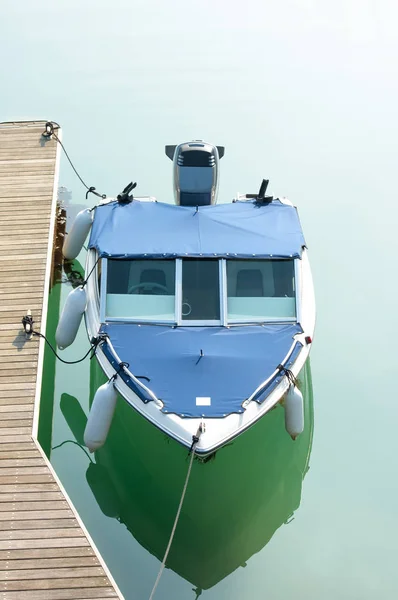 Small boat on calm water — Stock Photo, Image