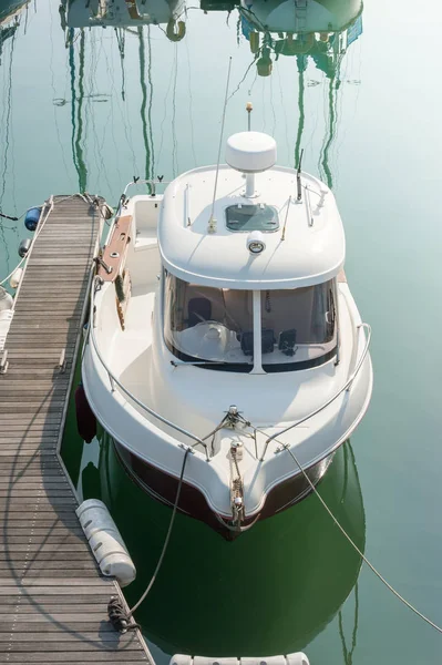 Small boat on calm water — Stock Photo, Image