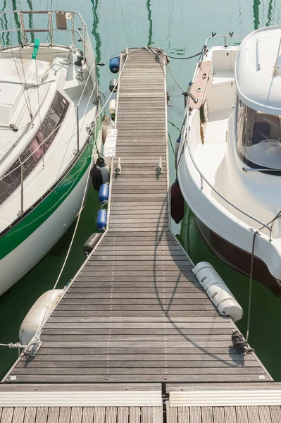 Pequeños Barcos Amarrados Embarcadero Puerto Deportivo Aguas Tranquilas —  Fotos de Stock