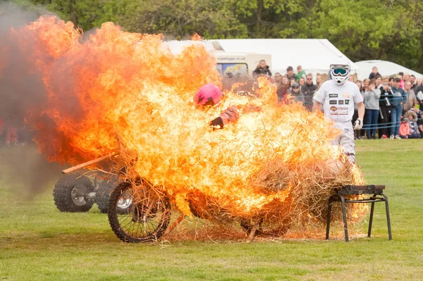 在2019年5月6日于英国Yateley举行的特技表演玛妮亚极限运动表演中 英国顶级女摩托车特技骑手哈莉 — 图库照片