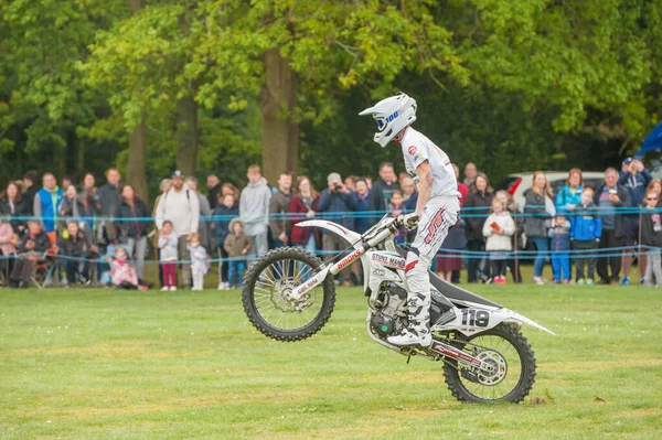5月の6 2019で英国のYateleyで開催されたStunt Mania極端なスポーツショーで実行中にオートバイジャンプを着陸させるAsh Rilings — ストック写真