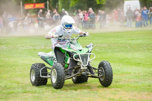 Ash Rilings Montando Quadriciclo Velocidade Enquanto Apresenta Show Esportes Radicais — Fotografia de Stock