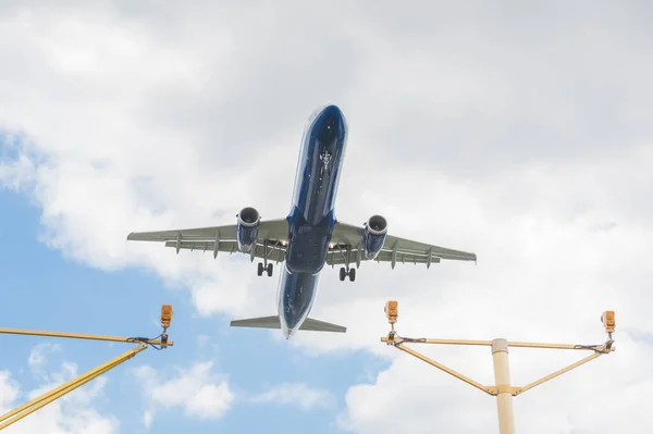 Passagierjet Landeanflug Auf Flughafen Mit Heruntergefahrenem Fahrwerk — Stockfoto