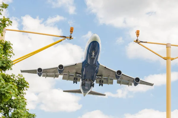 Großer Passagierjet Landeanflug Auf Einen Flughafen Mit Heruntergefahrenem Fahrwerk — Stockfoto