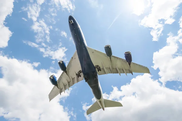 Sol Por Trás Grande Jato Passageiros Pousar Aproxima Aeroporto Com — Fotografia de Stock