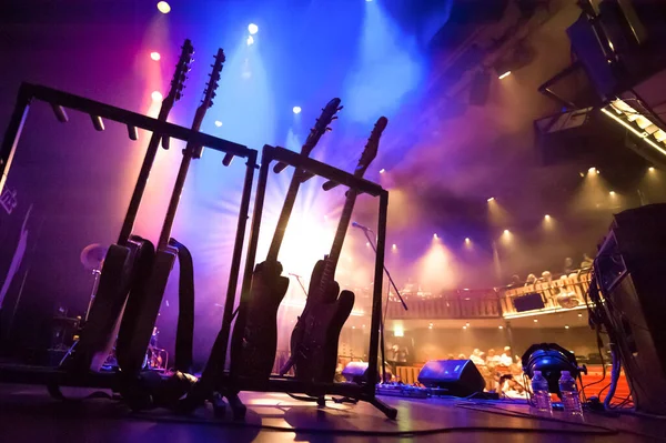 Estante Guitarras Eléctricas Bajo Iluminación Del Escenario Teatro — Foto de Stock