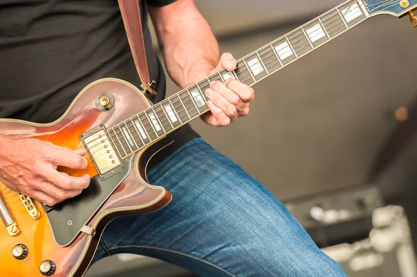 Primer Plano Músico Rock Rasguñando Una Guitarra Eléctrica —  Fotos de Stock