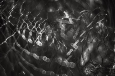 Arka plan bulanık. Güzel çizgiler belirir ve bulanık metal ile ufuk bokeh net hafif lekeler