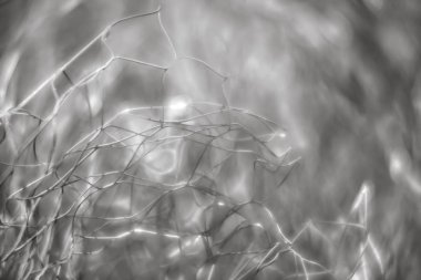 Arka plan bulanık. Güzel çizgiler belirir ve bulanık metal ile ufuk bokeh net hafif lekeler