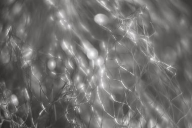 Arka plan bulanık. Güzel çizgiler belirir ve bulanık metal ile ufuk bokeh net hafif lekeler