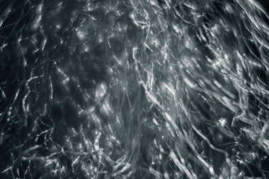 Arka plan bulanık. Güzel çizgiler belirir ve bulanık metal ile ufuk bokeh net hafif lekeler