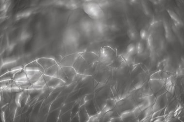 Arka plan bulanık. Güzel çizgiler belirir ve bulanık metal ile ufuk bokeh net hafif lekeler