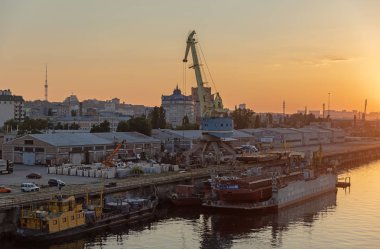  Kiev, Ukrayna - 30 Mayıs 2018: Endüstriyel bölge, Kiev Podil bölgesinde. Dnieper ve nehir limanı. Gün batımı sırasında akşam askılı Rybalsky Köprüsü'nden görüntülemek