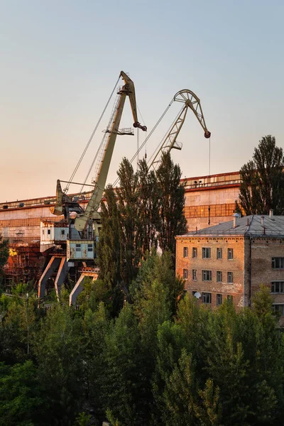 乌克兰基辅 2018年5月30日 基辅工业区 Podil 第聂伯河和内河港 从斜拉 Rybalsky 桥看黄昏时的景色 — 图库照片