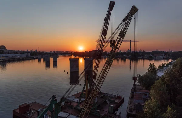 キエフ ウクライナ 2018 工業地区のキエフ Podil ドニエプル川と河川港 夕方には夕日の中に Rybalsky の斜張橋からの眺め — ストック写真