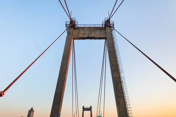 夕方に日没時に古いケーブルとどまった Rybalsky 橋のキエフ ウクライナ 2018 フラグメント Kiev ウクライナの工業地域 — ストック写真