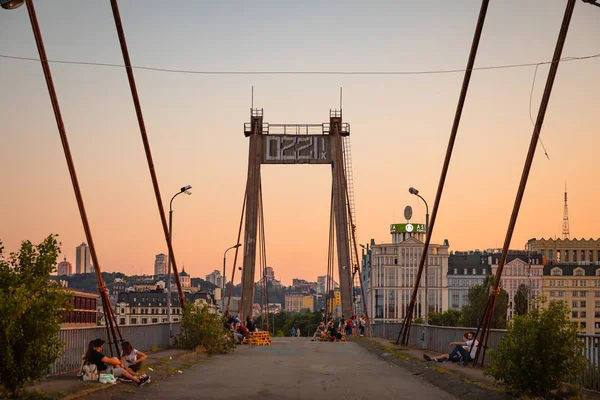 Kiev Ucrania Mayo 2018 Jóvenes Puente Rybalsky Por Cable Por — Foto de Stock