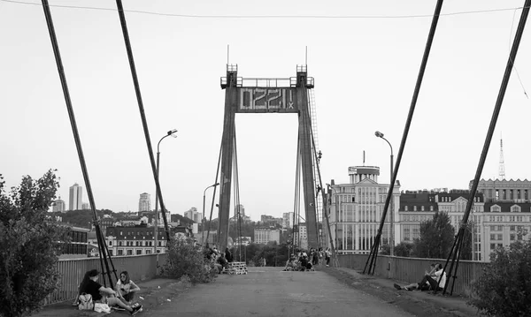 Kiev Oekraïne Mei 2018 Mensen Tuibrug Rybalsky Brug Avond Tijdens — Stockfoto