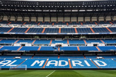 Madrid, İspanya - 04 Haziran 2018: Nerede Real Madrid futbol takımı oynamaktadır boş Santiago Bernabeu Stadyumu görünümünü
