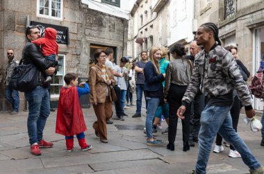 Santiago De Compostela, İspanya - 02 Haziran 2018: Santiago de Compostela sokak sahne. Santiago de Compostela eski bir şehir sokaklarında insanlar. Santiago de Compostela bir Unesco Dünya mirası olduğunu