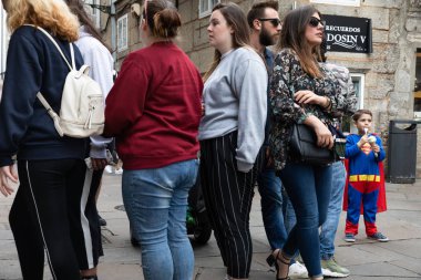 Santiago De Compostela, İspanya - 02 Haziran 2018: Santiago de Compostela sokak sahne. Santiago de Compostela eski bir şehir sokaklarında insanlar. Santiago de Compostela bir Unesco Dünya mirası olduğunu